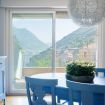 Il soggiorno con tavolo azzurro e mobiletto - Sunset Lake View