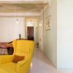 La comoda poltrona gialla dinanzi la tv - Duomo Luxury Suite