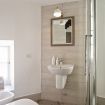 Lavabo del bagno con piccolo specchio e parete in legno - Moma 2