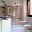 Pratico bagno con vasca e vetri apri-chiudi doccia - Santa Chiara