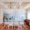 Sala da pranzo con affresco e tavolino in vetro - Villa Le Rose