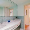 Il grande bagno con doppio lavabo e specchio - Villa le Rose
