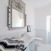 Comodo bagno bianco con zona lavanderia - Villa Crivelli Visconti
