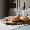 Tagliere con pane, salame e calici - Villa Crivelli Visconti