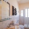 Il pratico bagno con box doccia protetto - Charming House Bice