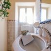 Il piccolo lavabo di porcellana nel bagno - Charming House Bice