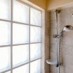 Le piastrelle luce che delimitano la doccia - Charming House Bice