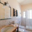 Sanitari in porcellana del bagno con doccia - Charming House Bice