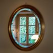 Specchio ovale con cornice dorata - Charming House Bice