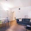 Il comodo e ampio divano a tre posti - Como Design Apartment