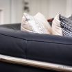 I cuscini in tessuto sul divano - Como Design Apartment