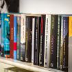 Una collezione di libri generici - Como Design Apartment