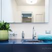Il lavabo del bagno con ampio specchio - Como Design Apartment