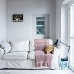 Il divano in tessuto bianco del soggiorno - Madonnina 2