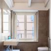 Il pratico bagno con box doccia in vetro - Palazzo Tatti