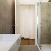 Box doccia con vetro e ampia vasca da bagno - Palazzo Tatti