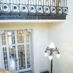 Il portone d'ingresso alle scale e atrio - Villa Dante Camelia