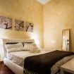 Camera da letto matrimoniale con spalliera - Villa Dante Mimosa