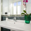 Ampio lavabo in porcellana bianca e specchio - Villa Dante Mimosa