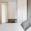 Cuscino su letto matrimoniale - Pure White Luxury Apartment