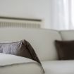 I cuscini presenti sul divano - Pure White Luxury Apartment