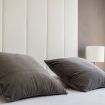 Coppia di cuscini grigi sul letto - Pure White Luxury Apartment
