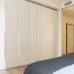 Ampio armadio bianco a parete - Pure White Luxury Apartment