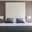 Ampia spalliera bianca del letto - Pure White Luxury Apartment