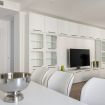 Ampio soggiorno con libreria bianca - Pure White Luxury Apartment