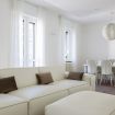 Spazioso divano in pelle bianco - Pure White Luxury Apartment