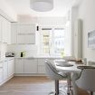 Ampia cucina con mobilio bianco - Pure White Luxury Apartment