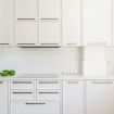 Il mobilio bianco della cucina - Pure White Luxury Apartment