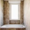 Vasca da bagno piastrelle in marmo - Pure White Luxury Apartment