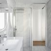 Bagno in marmo con doccia in vetro - Pure White Luxury Apartment