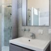 Lavabo attrezzato con specchio e angolo doccia - Numero Due