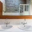 Il doppio lavabo nel bagno con specchio unico - Palazzo del Pero