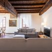 Il grande soggiorno con due divani in tessuto - Palazzo del Pero