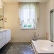 Bagno moderno con ampia vasca con vista - Villa Benedetta