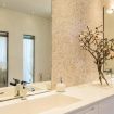 Ampio lavabo con ripiano in marmo bianco - Villa Benedetta