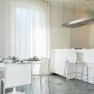 L'ampia cucina con tavolo e bancone bar - Villa Benedetta