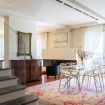 Sala da pranzo con tavolo in vetro e poltrone - Villa Benedetta