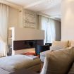 Ampio soggiorno con divano, poltrone e camino - Villa Benedetta