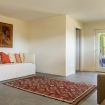 Area relax interna con doppio divano e tappeto - Villa Benedetta