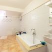 Ampio e spazioso secondo bagno con vasca - Giardino di Michela