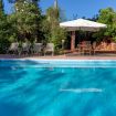 Zona relax e lettini posti a bordo piscina - Giardino di Michela