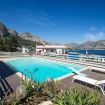 Panoramica della piscina con sdraio - Exclusive Villa Addaura