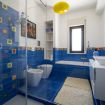 Bagno color blu mare con vasca - Exclusive Villa Addaura