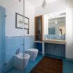 Terzo bagno color azzurro con doccia - Exclusive Villa Addaura