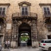 Facciata d'ingresso con arcata - Palazzo Ajutamicristo Domus