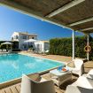 Prospettiva dell'ampia piscina dalla zona relax - Villa Helios
